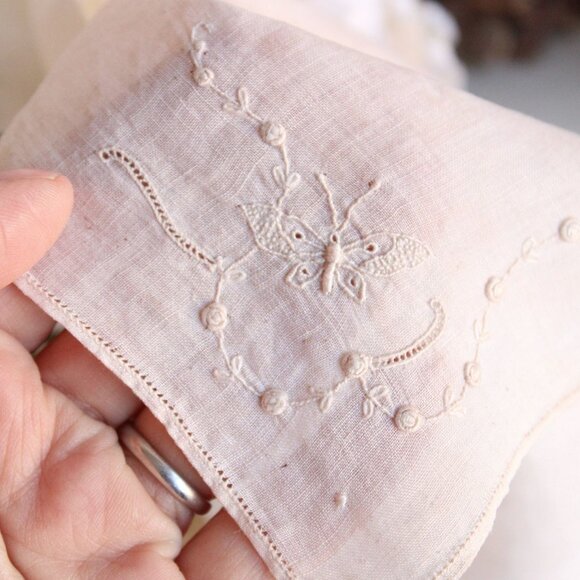 Vintage 1930s Handkerchief, Hand Plant Dyed Vintage Hankie in Mottled Dusty Pink - Picture 3 of 10